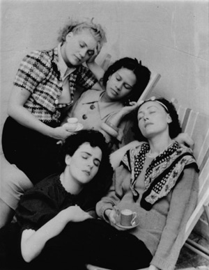 20070925085636-fourwomenasleep.jpg